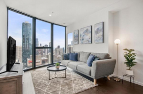 Prime 2BR Apt Panoramic City Views, Pool & Gym